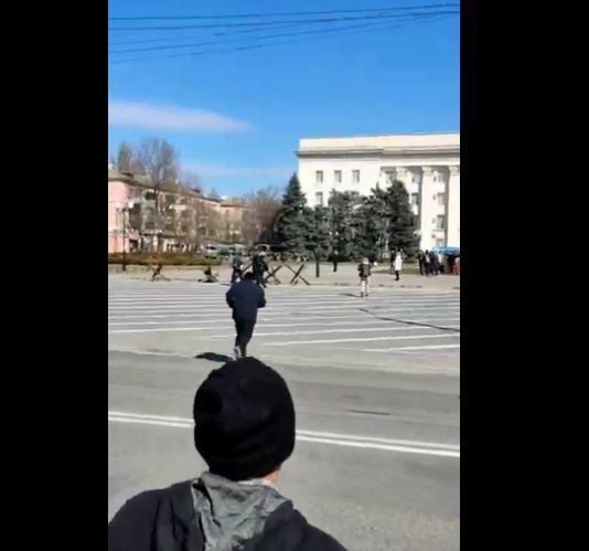 Rusi so streljali na Ukrajince, ki vsakodnevno protestirajo proti okupatorju. FOTO: Twitter
