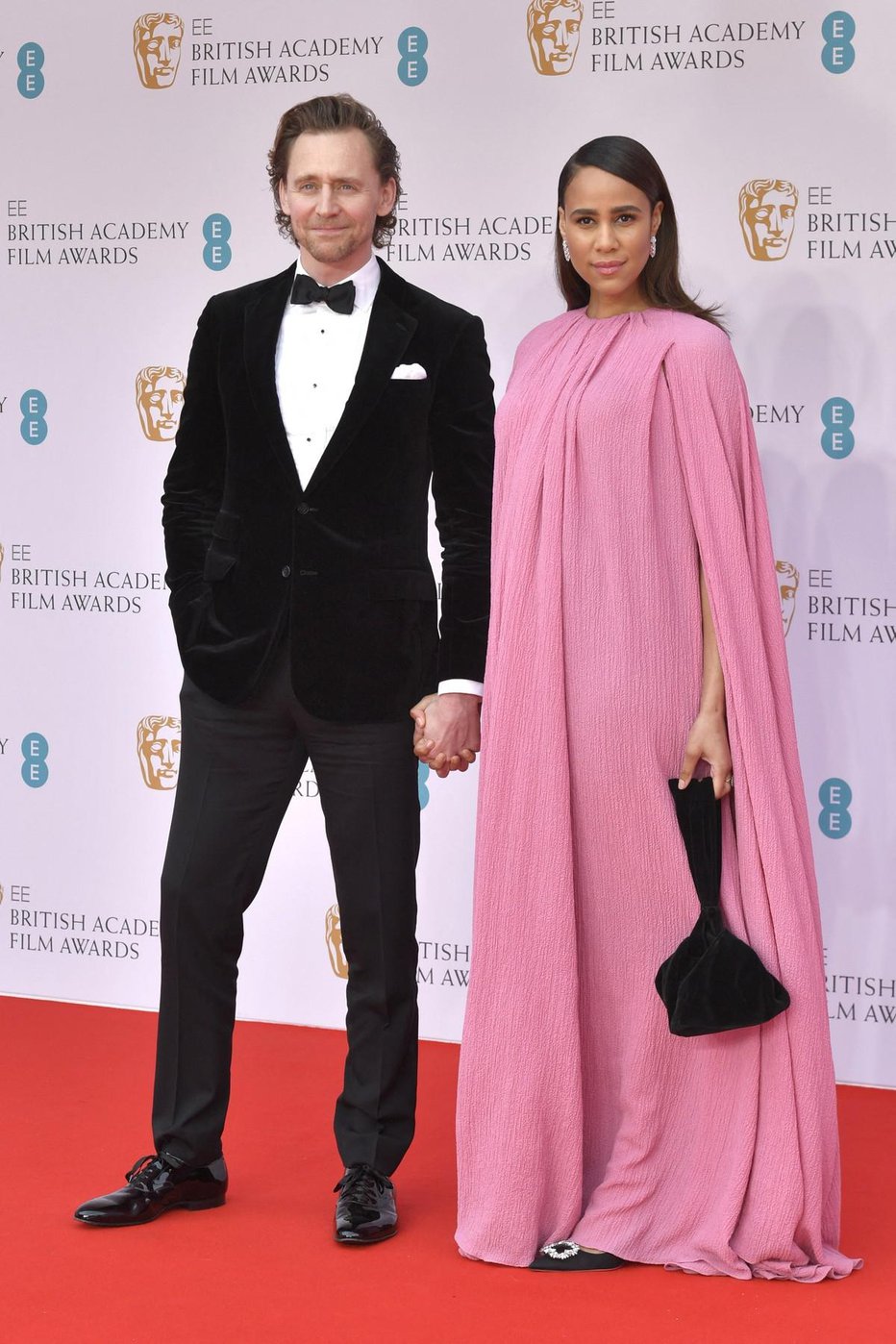 Fotografija: Britanski igralec Tom Hiddleston je svojo drago Zawe Ashton pripeljal na londonsko rdečo preprogo, oblečeno v rožnato zaveso oblikovalke Emilie Wickstead.
