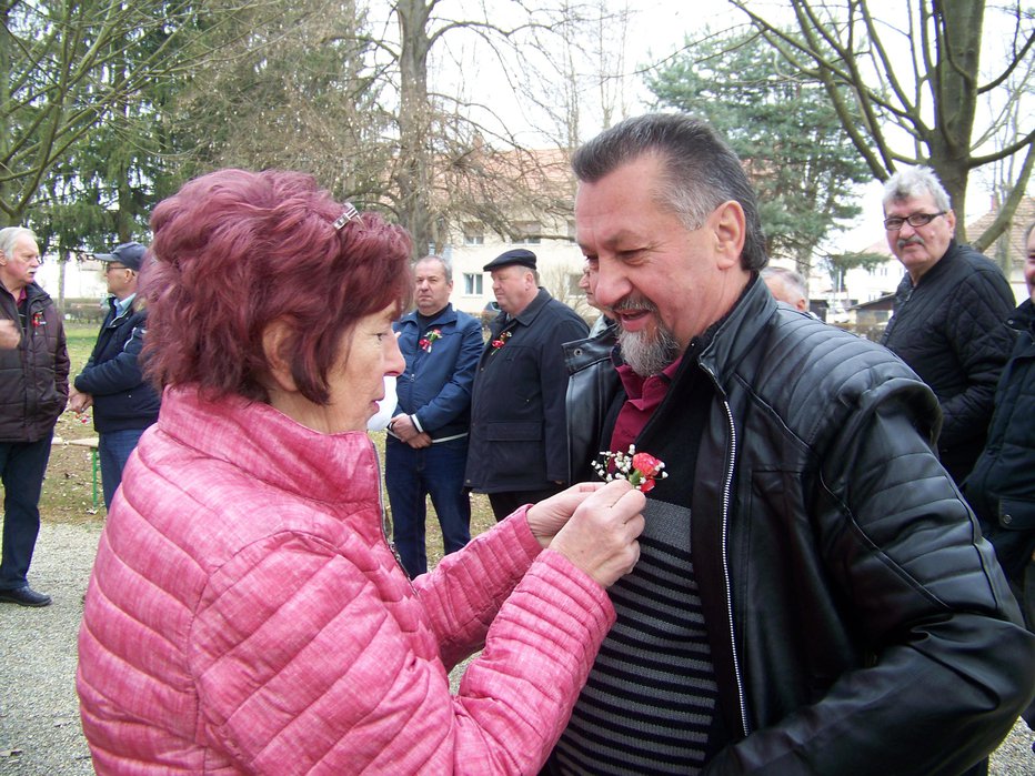 Fotografija: Vsak godovalec je prejel ročno izdelan nagelj.
