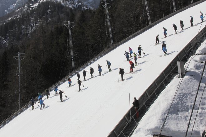 Doskočišče so v ponedeljek dopoldne prevzeli teptači.
