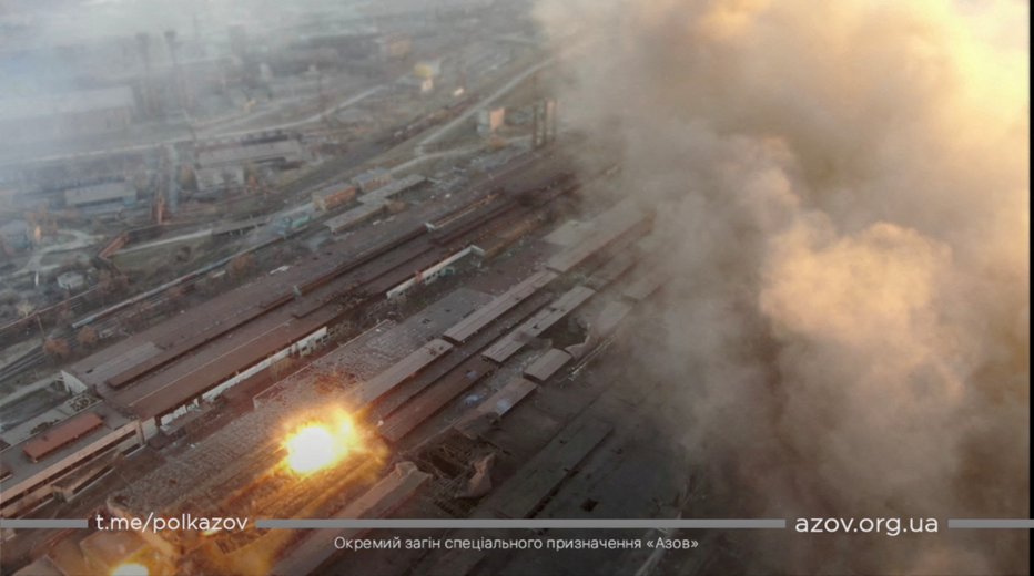 Fotografija: Izrez iz videoposnetka obstreljevanja industrijske cone v Mariupolu FOTO: Azov/Reuters
