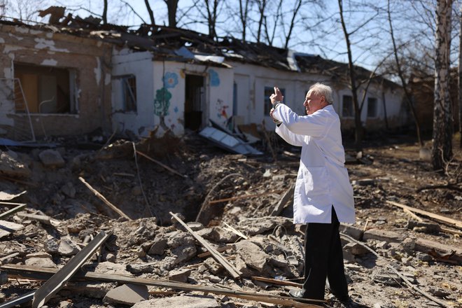 Zdravnik Anatolij Pavlov pred razdejano psihiatrično bolnišnico v Mikolajevu FOTO: Nacho Doce/Reuters
