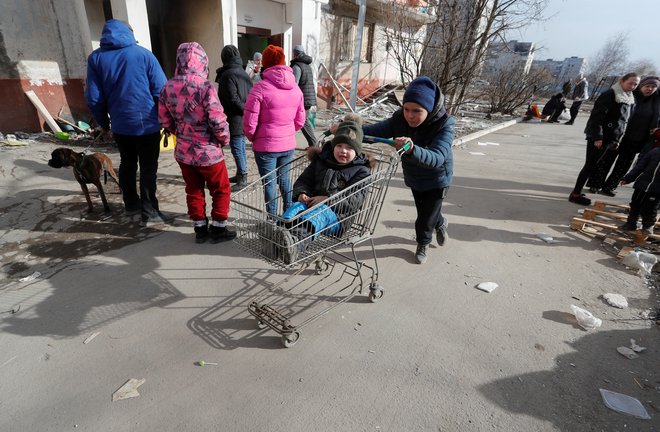 Druženje zunaj zaklonišč. FOTO: Alexander Ermochenko, Reuters
