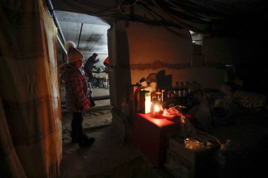 Fotografija: Že skoraj mesec dni prebivalci večino časa preživijo v zakloniščih. Zunaj iščejo le vodo in hrano, a ju je težko najti. FOTO: Alexander Ermochenko, Reuters
