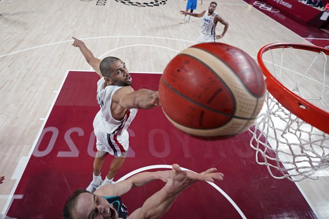 Nicolas Batum je blokiral zadnji met. FOTO: Charlie Neibergall/Reuters