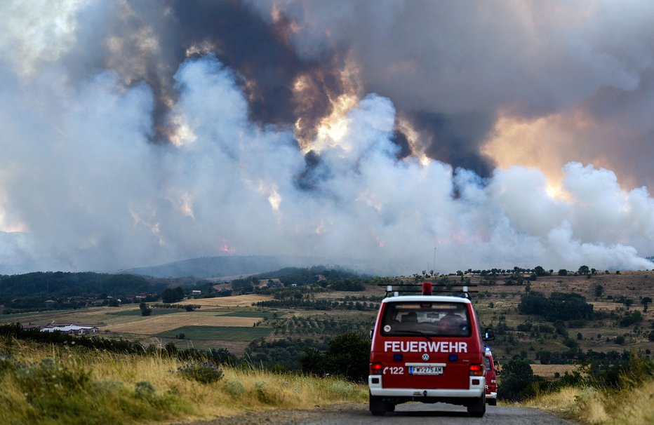 Fotografija: Razmere za širitev požara so še vedno zelo neugodne. FOTO: Arbnora Memeti/Afp