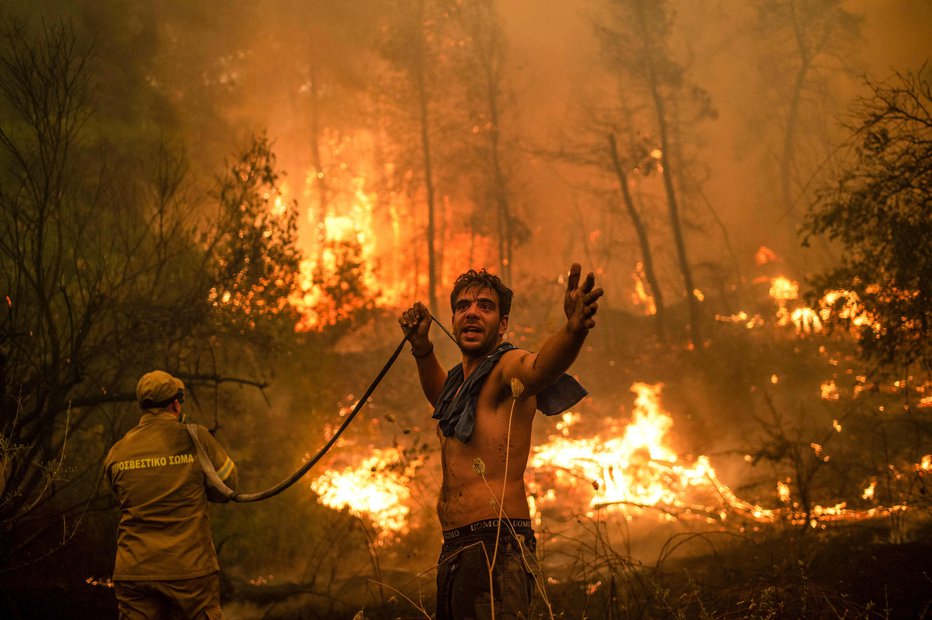 Fotografija: Zdaj že vsi vidimo posledice podnebnih sprememb, pravijo v IPCC. FOTO: Angelos Tzortzinis/AFP