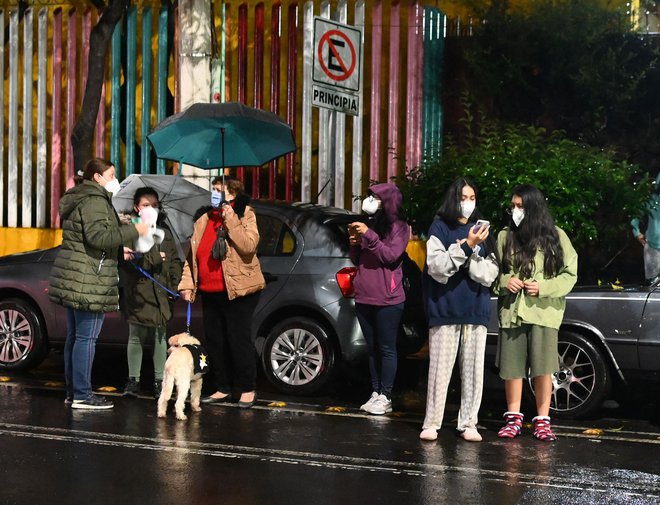 Ljudje so se zaradi varnosti umaknili iz hiš na ulice: fotografije je iz glavnega mesta. FOTO: Rodrigo Arangua/AFP