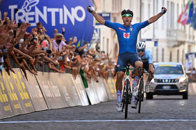 Sonny Colbrelli je brez tzežav dobil šprint proti Remcu Evenepoelu. FOTO: Alberto Pizzoli/AFP