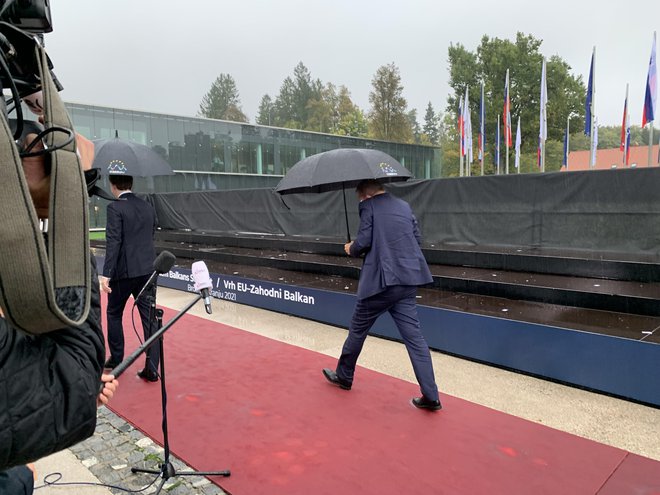 Večina novinarjev je Andreja Babiša lahko videla le v hrbet. FOTO: Gašper Završnik/Delo
