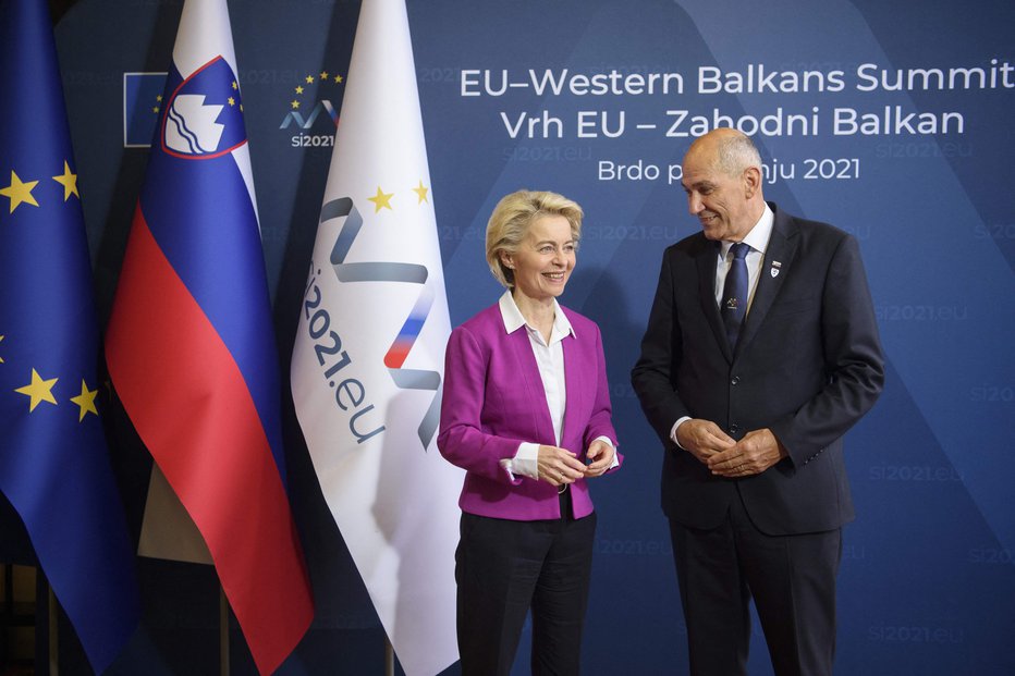 Fotografija: Predsednica evropske komisije Ursula von der Leyen in premier Janez Janša. FOTO: Jure Makovec/AFP
