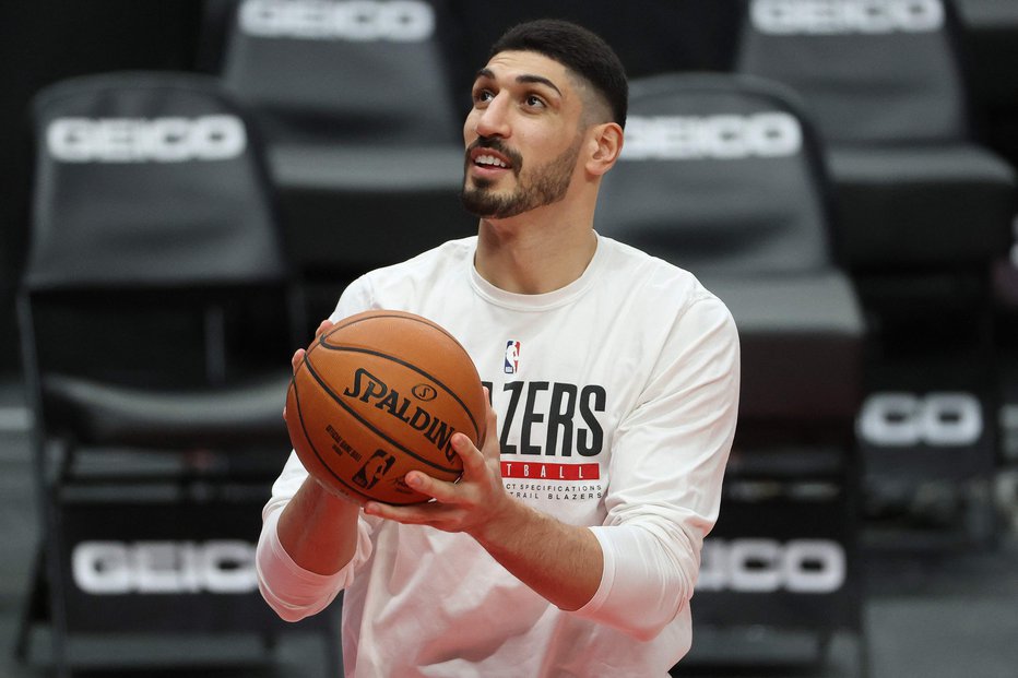 Fotografija: Enes Kanter med ogrevanjem v majici Portlanda. FOTO: Abbie Parr/AFP
