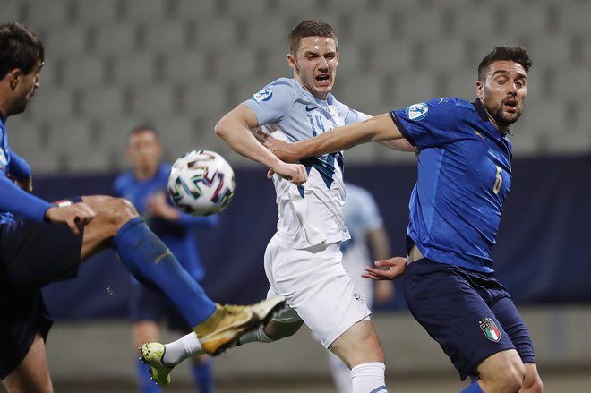 Obetavni Tamar Svetlin je opozoril nase pri mladi reprezentanci, tokrat je bil ob vratarju Florijanu Raduhi junak celjske zmage proti Muri. FOTO: Leon Vidic/Delo
