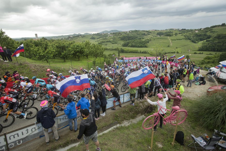 Fotografija: Ob izjemnem vzdušju, ki so ga letos navijači pripravili na Cerovskem klancu, prireditelji Gira niso odlašali pri vrnitvi v Slovenijo. FOTO: Jure Eržen
