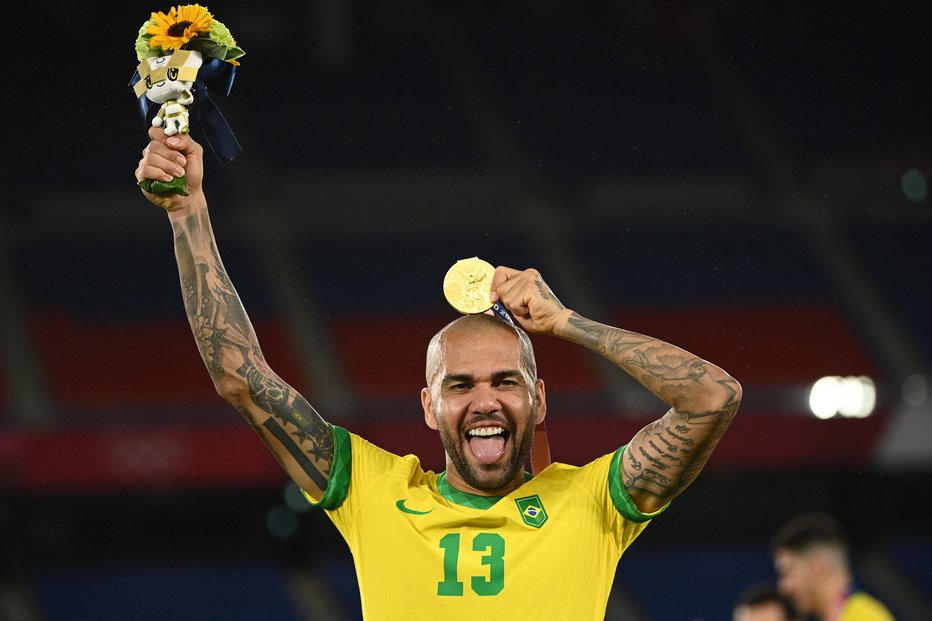 Fotografija: Neustavljivi Daniel Alves je z zbiranjem lovorik nadaljeval tudi na letošnjih olimpijskih igrah v Tokiu, kjer je z Brazilijo osvojil zlato kolajno. FOTO: Anne-Christine Poujoulat/AFP
