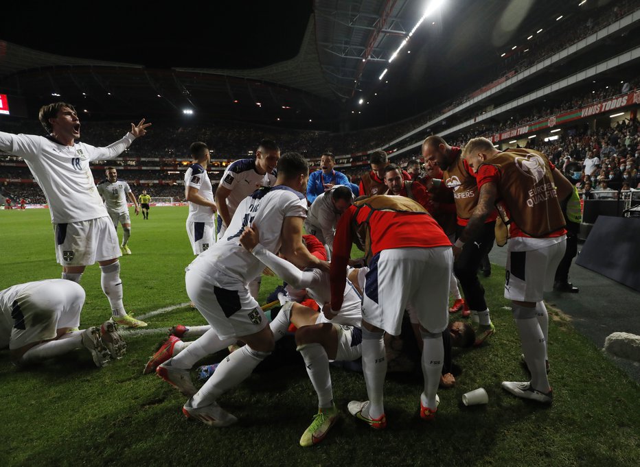 Fotografija: Srbski nogometaši so na štadionu luči v Lizboni res ugasnili luči. FOTO: Pedro Nunes/Reuters
