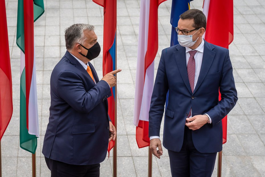 Fotografija: Madžarski premier Viktor Orbán in njegov poljski kolega Mateusz Morawiecki želita spodkopati pogojevanje izplačil evropskih sredstev s spoštovanjem vladavine prava. FOTO: Wojtek Radwanski/AFP
