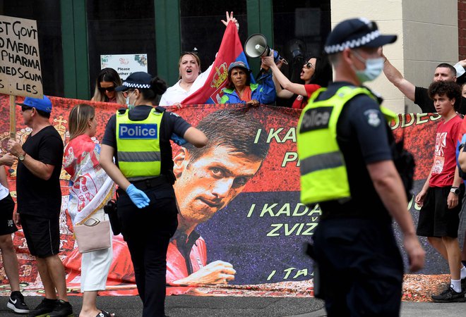 Pred začasnim azilnim domom v hotelu v Melbournu se je zbralo veliko ljudi v podporo Novaku Đokoviću. FOTO: William West/AFP
