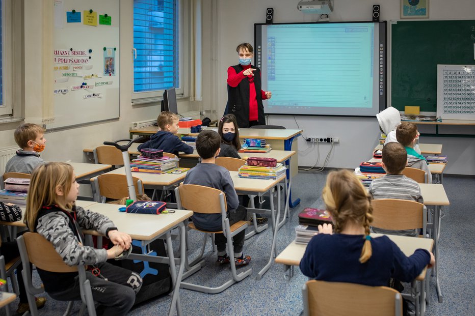 Fotografija: V torek je bilo po podatkih sledilnika v karanteni 19.651 učencev in 12.808 dijakov. FOTO: Voranc Vogel/Delo
