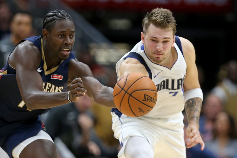 Fotografija: Luka Dončić in Jrue Holiday iz ekipe New Orleans Pelicans. FOTO: Chuck Cook/Usa Today Sports