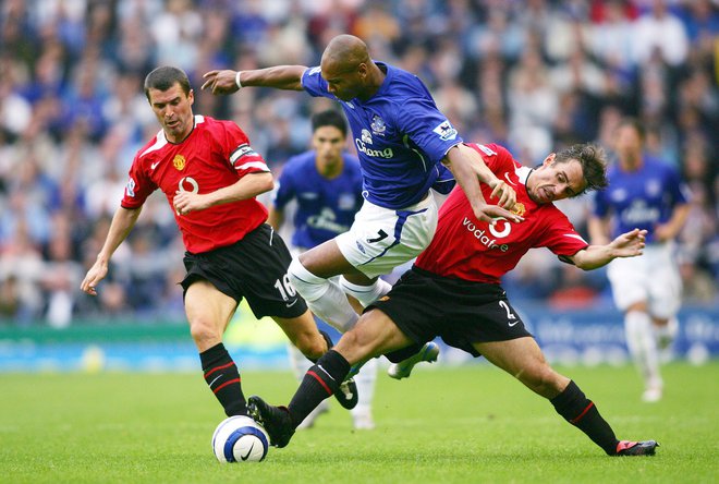 Roy Keane (desno) in Gary Neville (levo) avgusta 2005 v majicah Manchester Uniteda. FOTO: Eddie Keogh/Reuters