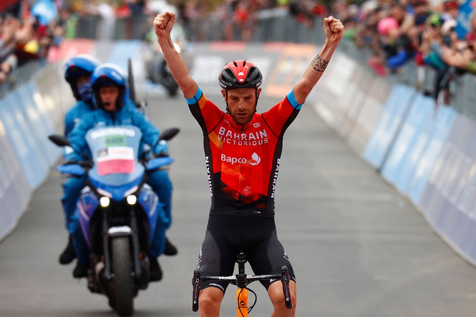 Fotografija: Večni pomočnik Damiano Caruso je slavil največjo zmago v karieri. FOTO: Luca Bettini/AFP