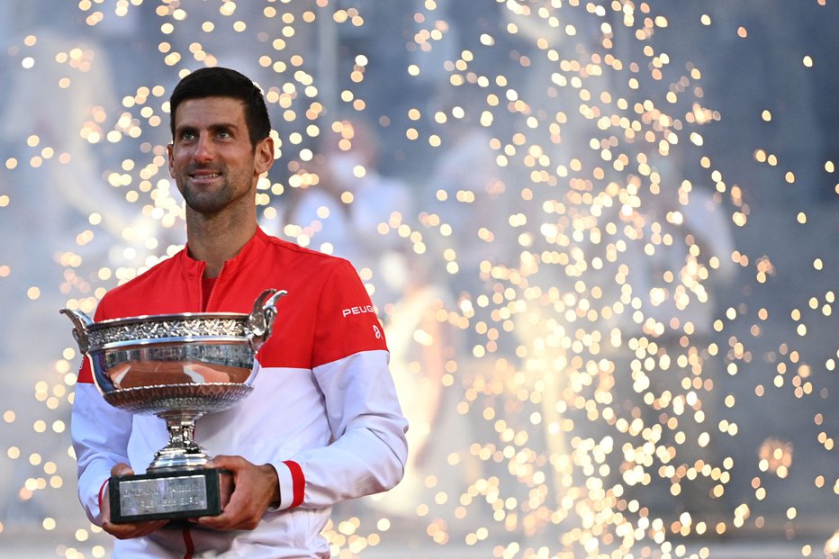 Fotografija: Novak Đoković je drugič osvojil pokal mušketirjev. FOTO: Anne-Christine Poujoulat/AFP