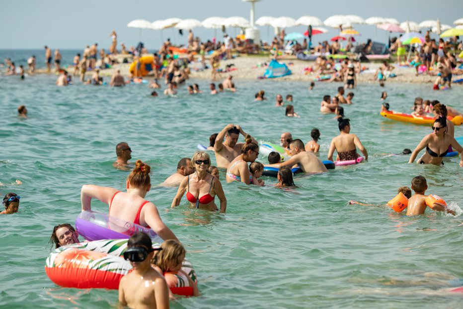 Fotografija: Morje v teh dneh s temperaturami okoli 28 stopinj Celzija ni nudilo naboljše ohladitve. FOTO: Voranc Vogel/Delo