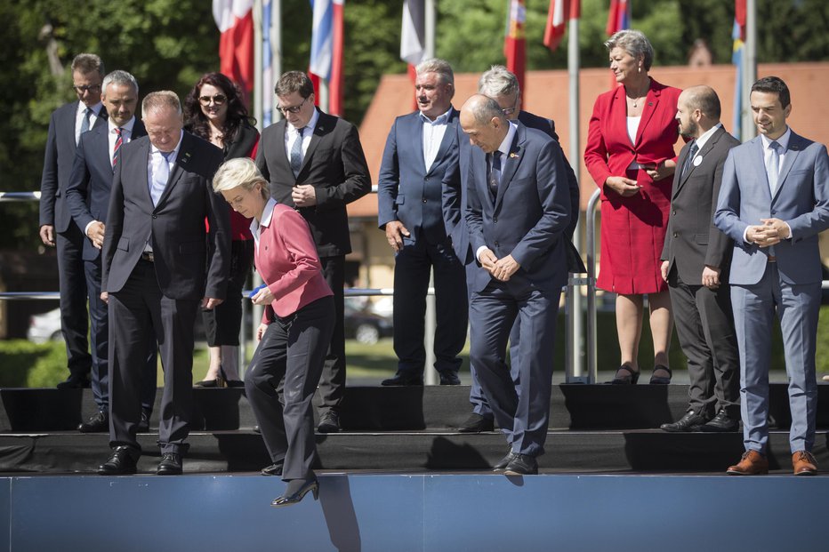 Fotografija: Skupinska slika komisarjev in ministrov, na kateri ni Fransa Timmermansa. FOTO: Jure Eržen/Delo 