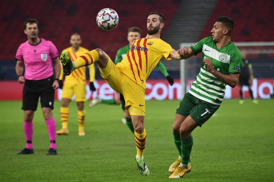 Fotografija: Miralem Pjanić (levo) je bil le eno sezono član Barcelone, kamor je prišel iz torinskega Juventusa. FOTO: Attila Kisbenedek/AFP