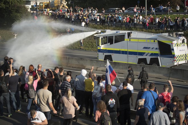 Policija je na obvoznici uporabila tudi vodni top. FOTO: Jure Eržen