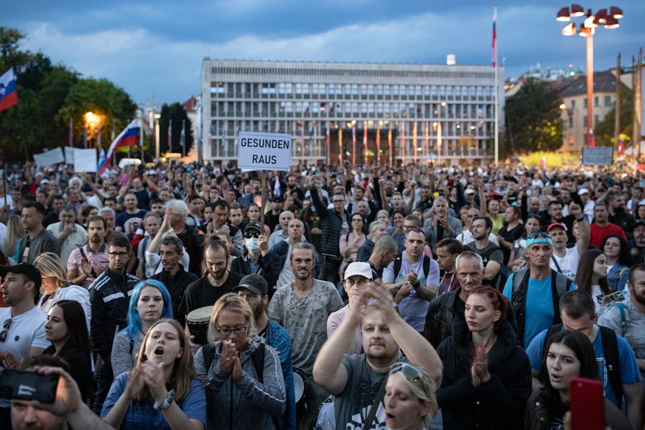 Fotografija: Protestniki so se na koncu vrnili na Trg republike. FOTO: Voranc Vogel