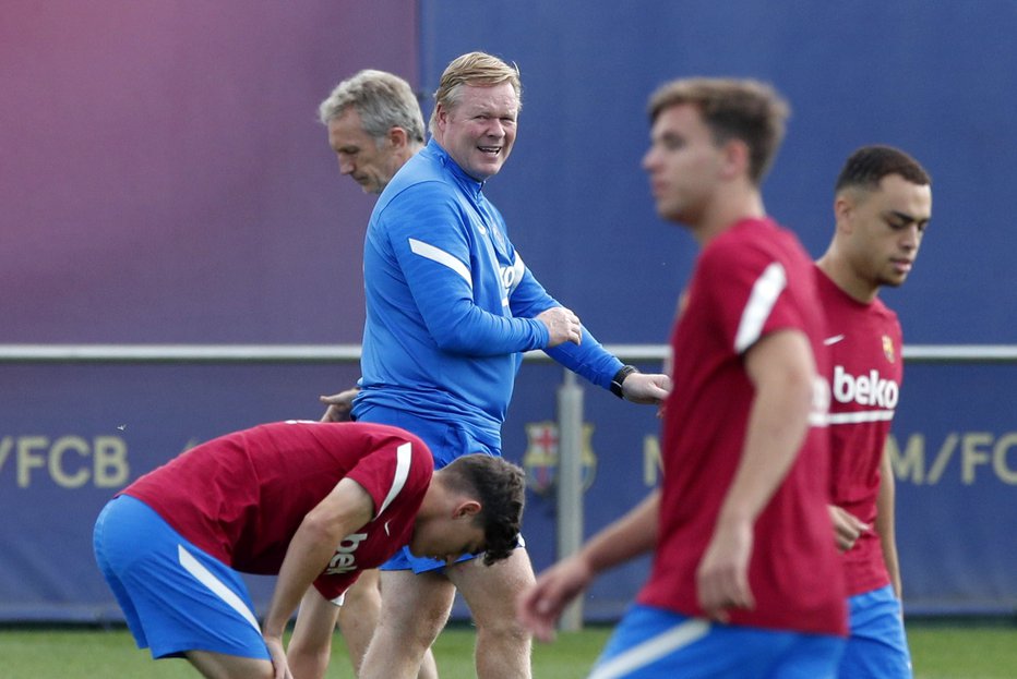 Fotografija: Ronald Koeman čuti podporo igralcev. FOTO: Albert Gea/Reuters