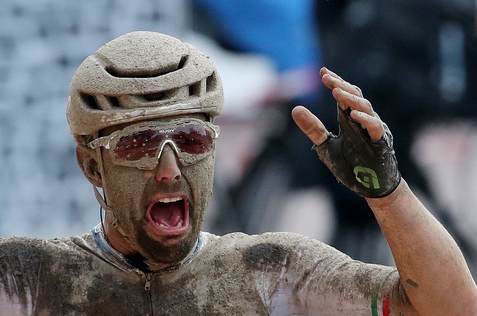 Fotografija: Blatni Sonny Colbrelli slavi v cilju. FOTO: Yves Herman/Reuters