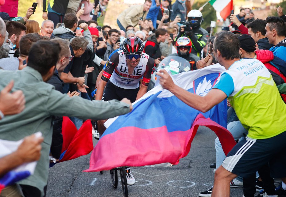 Fotografija: Tadej Pogačar se je skozi slovenske zastave odpeljal zmagi na dirki po Lombardiji naproti. FOTO: Luca Bettini/AFP