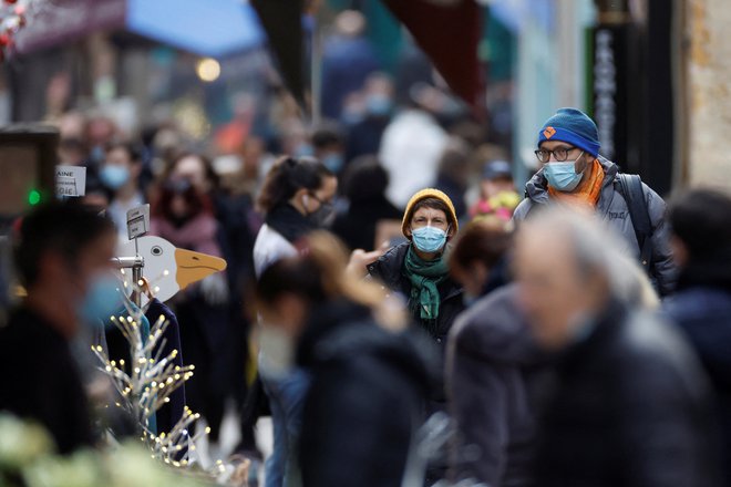 Širjenje omikrona je bilo v Franciji pričakovano. FOTO: Christian Hartmann/Reuters
