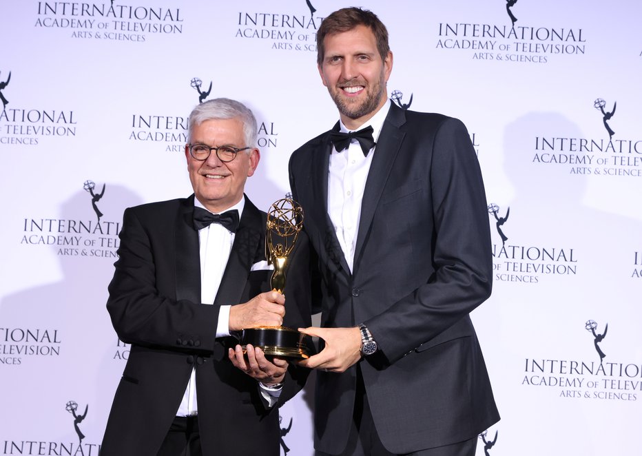 Fotografija: Generalni direktor televizije ZDF Thomas Bellut in Dirk Nowitzki na novembrski podelitvi emmyjev v New Yorku. FOTO: Caitlin Ochs/Reuters
