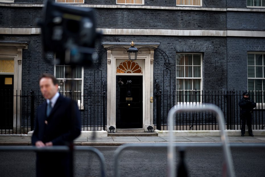 Fotografija: Downing Street je deležen vse hujših očitkov glede stalnih zabav. FOTO: Henry Nicholls/Reuters
