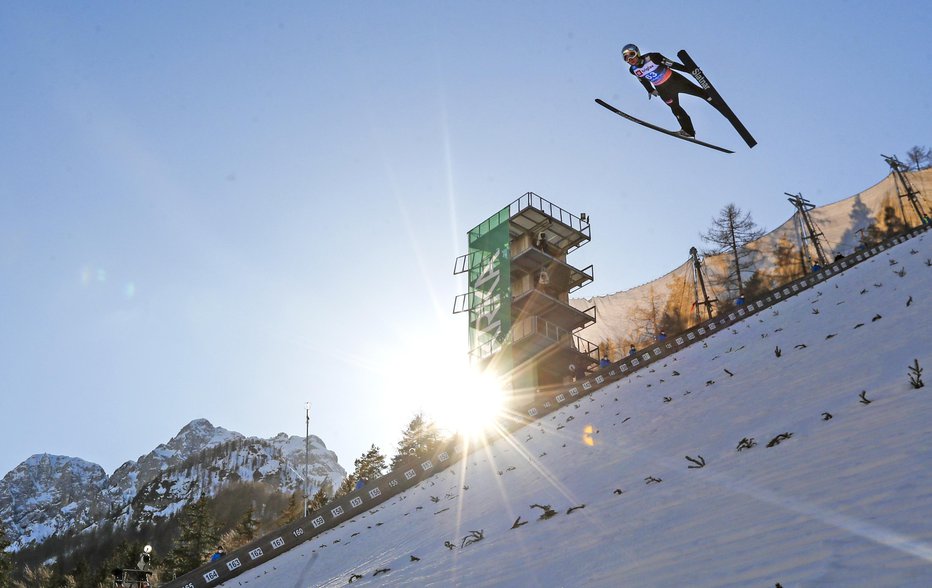 Fotografija: Anže Lanišek med poletom v Planici. FOTO: Matej Družnik
