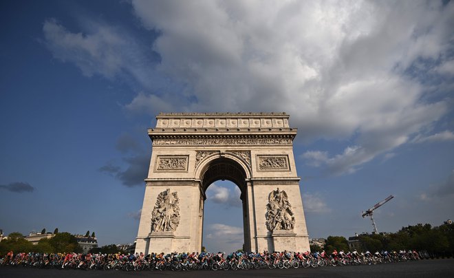 Tour pod Slavolokom zmage. FOTO: Anne-christine Poujoulat/AFP