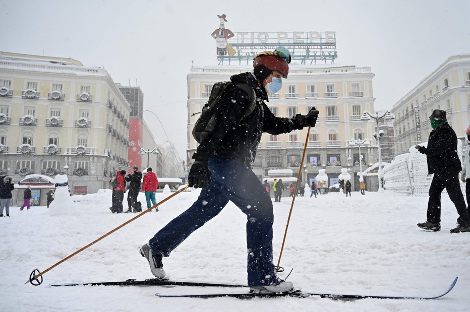 Fotografija: V Madridu takšnega snežnega meteža ne pomnijo že vsaj 50 let. FOTO: Gabriel Bouys Afp