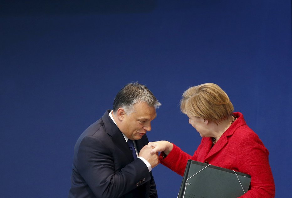 Fotografija: Madžarski premier Viktor Orbán in nemška kanclerka Angela Merkel – nekoč strankarska zaveznika, zdaj na različnih bregovih.
FOTO:Susana Ver/Reuters