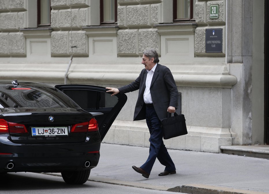 Fotografija: Minister za kulturo trdi, da do danes dopoldne ni prejel pisnega vabila za udeležbo na razpravi evropskega parlamenta v Bruslju.
FOTO: Matej Družnik/Delo