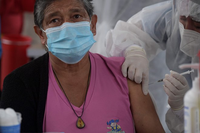 Visoki predstavnik Evropske agencije za zdravila (Ema) je potrdil povezavo med cepivom proti covidu-19 podjetja AstraZenece in krvnimi strdki. FOTO: Raul Arboleda/AFP