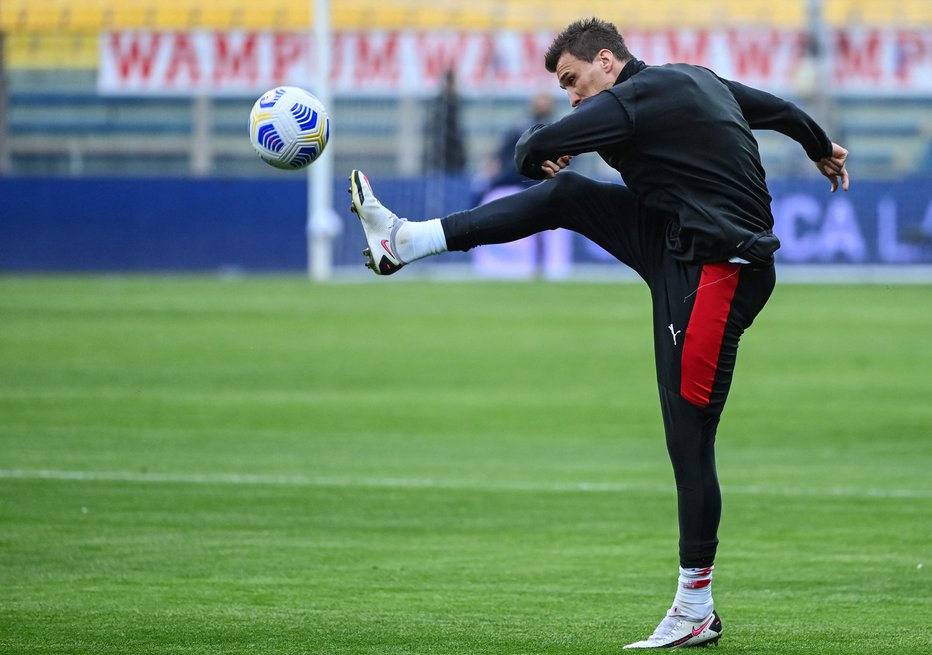 Fotografija: Mario Mandžukić čaka na priložnost v Milanu. FOTO:  Alberto Pizzoli/AFP