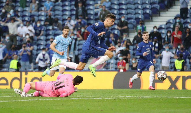 V 42. minuti je Londončane v vodstvo popeljal Kai Havertz. Po globinski podaji Masona Mounta je preigral Edersona, nato pa žogo poslal v prazno mrežo. FOTO: Carl Recine/Reuters