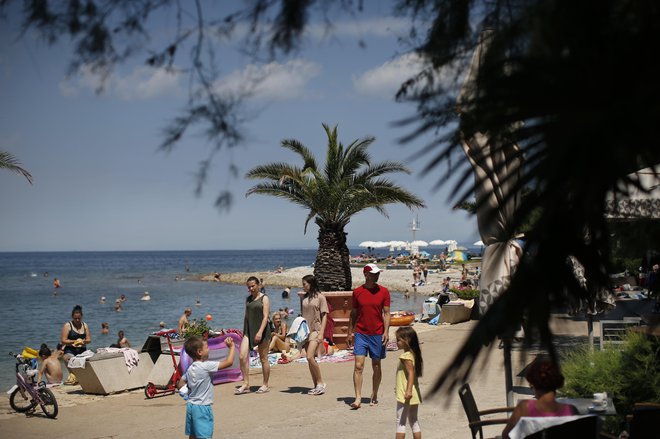 Novi boni bodo namenjeni izboljšanju gospodarskega položaja na področju potrošnje v gostinstvu, turizmu, športu in kulturi. FOTO: Jure Eržen/Delo