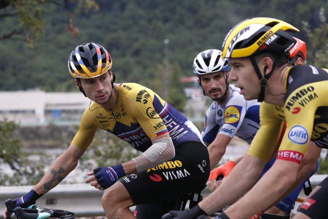 Primož Roglič (levo) in Wout van Aert (desno) sta odlično sodelovala že na lanskem Touru. FOTO: Stephane Mahe/Reuters