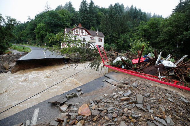 Uničena cesta blizu reke Ahr v Schuldu. FOTO: Wolfgang Rattay/Reuters