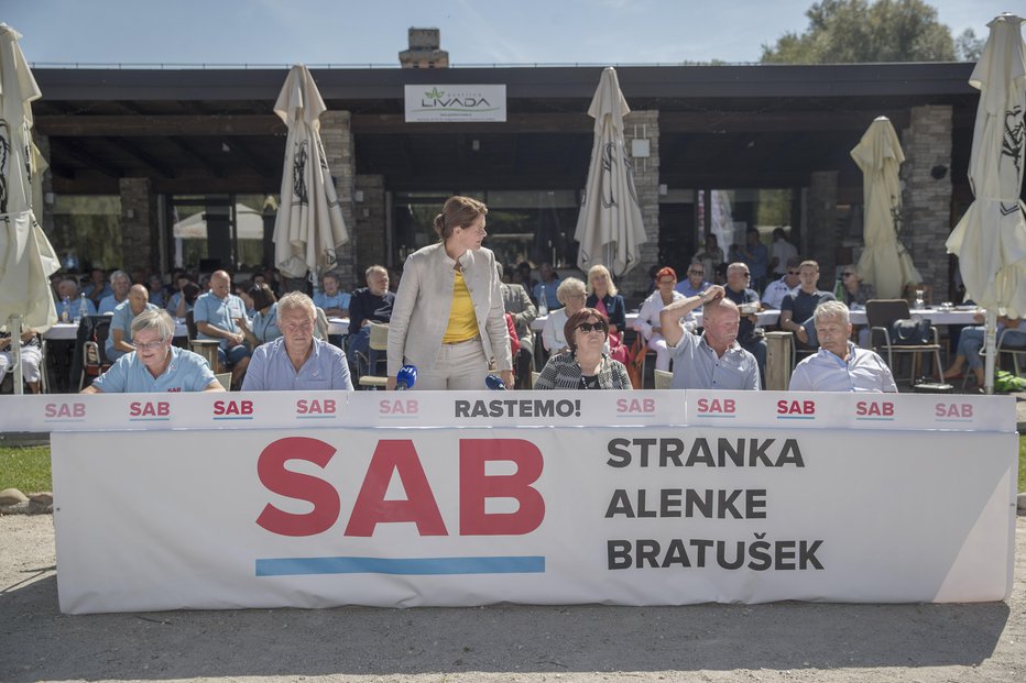 Fotografija: »SAB se bo uvrstila med prvih pet strank z najmočenjšo lokalno mrežo,« napoveduje predsednica Alenka Bratušek. FOTO: Leon Vidic/Delo